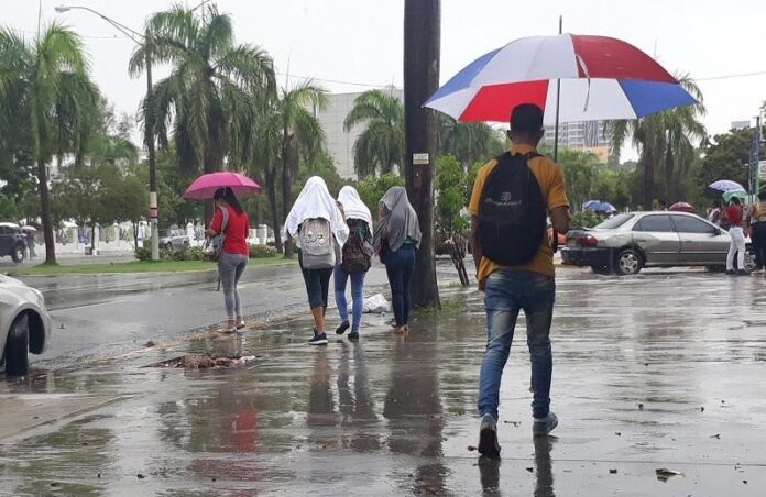 Nubes dispersas y chubascos aislados en algunas provincias