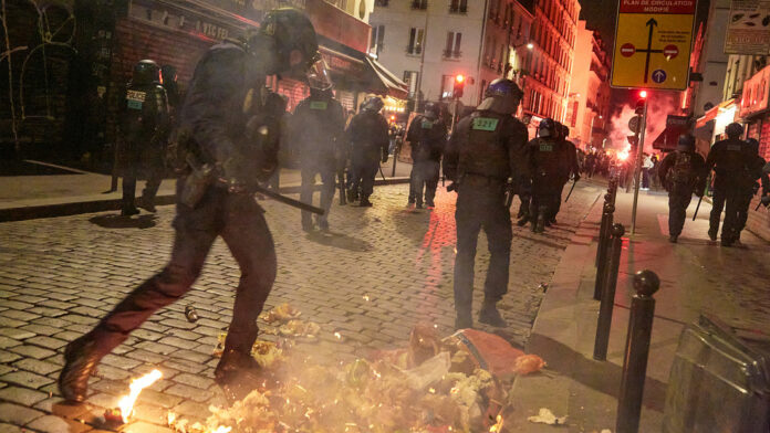 El ministro del Interior de Francia, Gérald Darmanin, ha anunciado este jueves que el Gobierno va a movilizar el domingo a 30.000 policías y gendarmes por todo el país —5.000 de ellos en París y sus alrededores— para garantizar que la segunda vuelta de las elecciones legislativas transcurra sin violencia y "la ultraizquierda o ultraderecha" no creen "desorden". "Está pasando algo que roza la liberación de la violencia", sostuvo Darmanin. La noche de este miércoles ya se registró una agresión contra la portavoz del Gobierno francés, Prisca Thevenot, que fue atacada mientras pegaba carteles de campaña en la comuna de Meudon. Según dijo una fuente policial a AFP, por el momento los servicios de inteligencia no han identificado ningún riesgo específico, a falta de "una verdadera convocatoria de manifestaciones después de la segunda vuelta". Asimismo, estiman que las decisiones de los principales organismos se darán el lunes 8 de julio, cuando haya resultados.