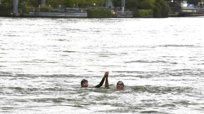 Alcalde de París se sumerge en el río Sena para mostrar su mejor limpieza antes de los eventos olímpicos