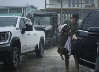 Más de un millón de clientes sin electricidad por Beryl en Texas