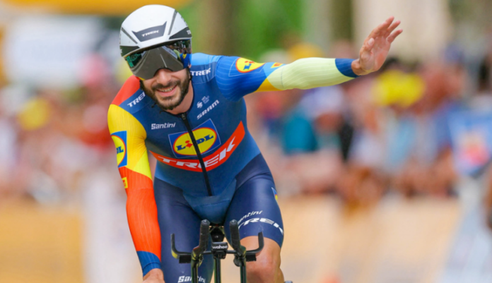 Multan a un ciclista por besar a su esposa en el Tour de Francia