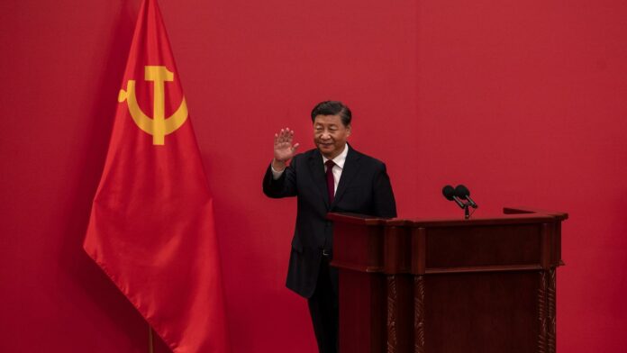 Dichas restricciones han forzado a las empresas a reducir su deuda. La intención detrás de estas medidas es clara, frenar la especulación y evitar una burbuja inmobiliaria que podría tener consecuencias desastrosas para la economía china. Así lo expresaba el presidente Xi Jinping, “las viviendas son para vivir en ellas, no para especular”. El caso de Evergrande, una de las mayores promotoras del país, destaca por encima del resto. La compañía, con deudas multimillonarias, ha simbolizado la fragilidad del sector inmobiliario chino y ha exacerbado los problemas de los pequeños bancos, que se encuentran profundamente expuestos a préstamos fallidos. La caída de Evergrande ha tenido un efecto dominó, afectando a otros desarrolladores y, por ende, a las instituciones financieras que les prestaron dinero.