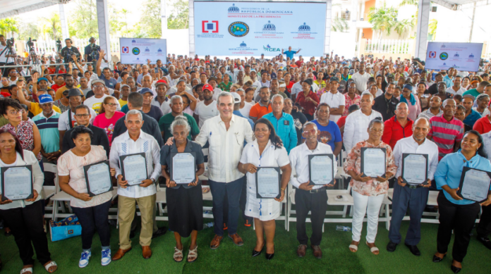 Presidente Abinader entrega certificado de título número 100,000