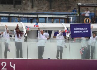 Delegación dominicana desfiló por el Sena