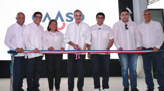 Abinader entrega remozada planta de tratamiento de Hainamosa