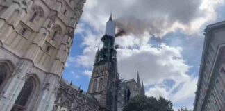 Incendio en aguja de la catedral Notre-Dame de Rouen, Francia