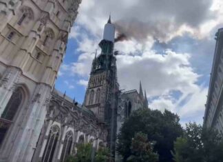 Incendio en aguja de la catedral Notre-Dame de Rouen, Francia