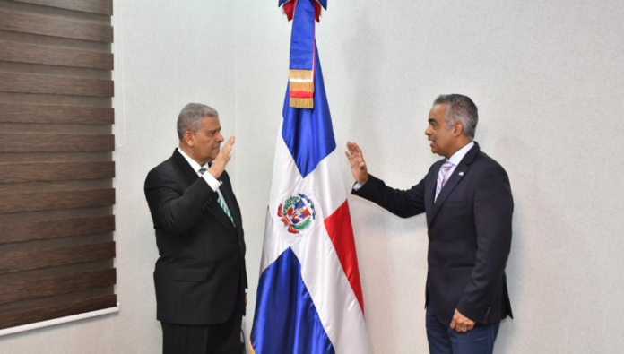 Ministro de la Presidencia juramenta al Comisionado para las Reformas del Estado