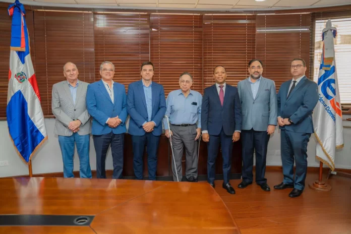 Presidente de CUED posesiona a nuevo gerente general de Edesur