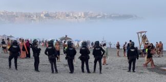 Desalojan una playa en España por una avalancha de inmigrantes