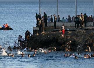 Más de 300 migrantes intentan entrar en Ceuta a nado desde Marruecos