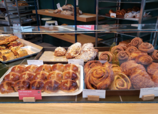 Panadería de lujo cobra más por cruasanes rancios y desata polémica
