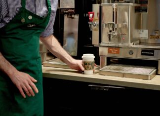 Starbucks da la bienvenida a su nuevo director ejecutivo con un pago de 113 millones de dólares