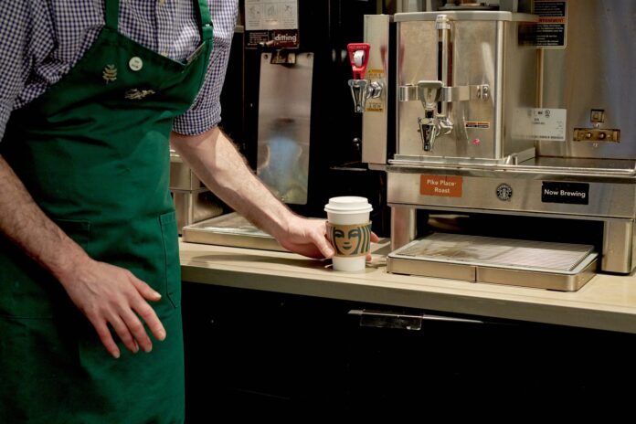 Starbucks da la bienvenida a su nuevo director ejecutivo con un pago de 113 millones de dólares