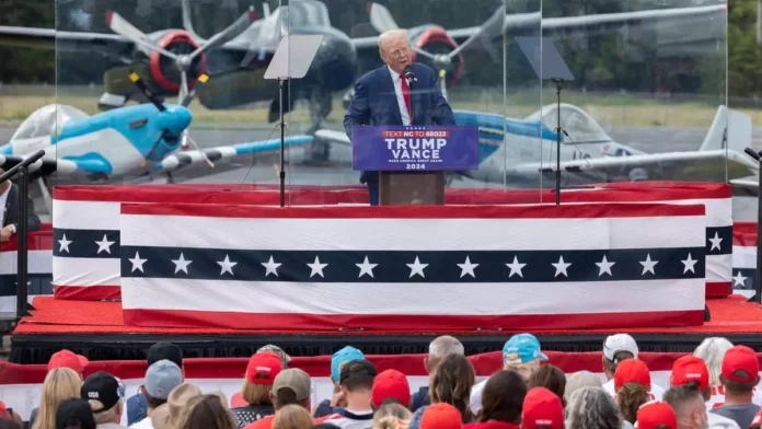 Trump aparece tras un cristal blindado en el primer mitin al aire libre desde su intento de asesinato