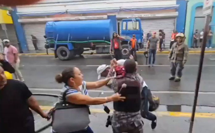 Agente policial agrede periodistas en Santiago