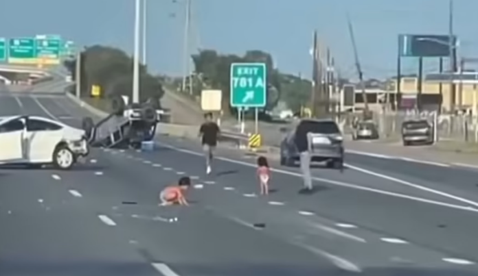 Dos bebés sobreviven tras ser expulsados de un coche accidentado