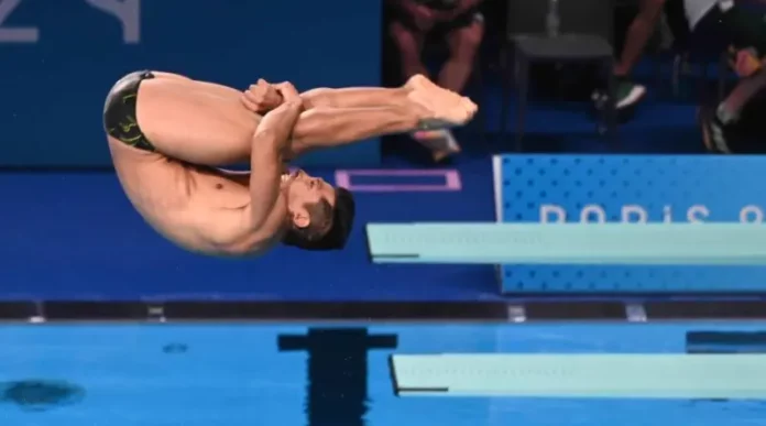 Jonathan Ruvalcaba pasa a la final de clavados en París 2024