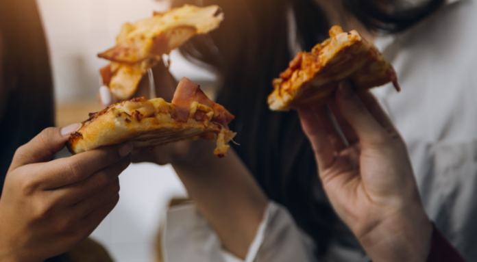 ¿Es saludable comer en la noche antes de acostarse?