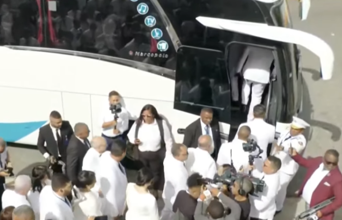 Congresistas parten hacia el Congreso Nacional en autobús