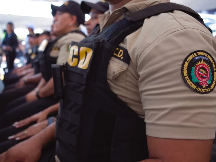 Abinader anuncia aumento salarial de hasta un 160 % a los agentes de la DNCD