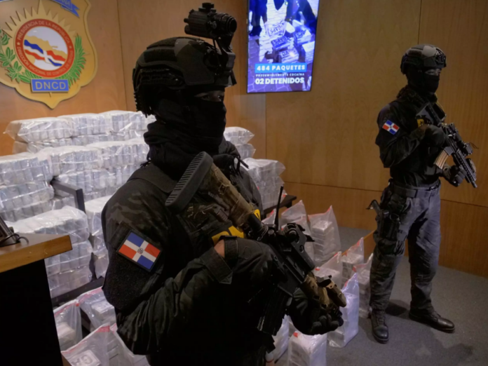 Capturan dos hombres con un cargamento de 484 paquetes de cocaína en La Altagracia