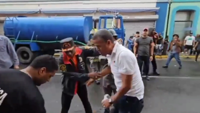 Director PN condena agresión a reportero gráfico en Santiago