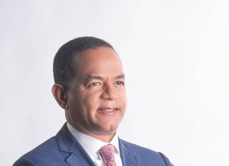 Designan a Julio César Valentín como superintendente de Seguros