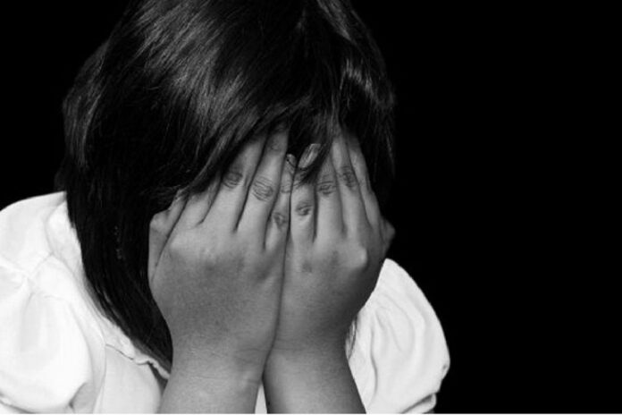 Hombre golpea a hijastra de 9 años y le tumba su dentadura