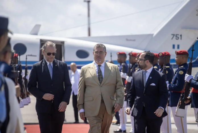 El presidente de Guatemala llega a RD para la investidura de Abinader