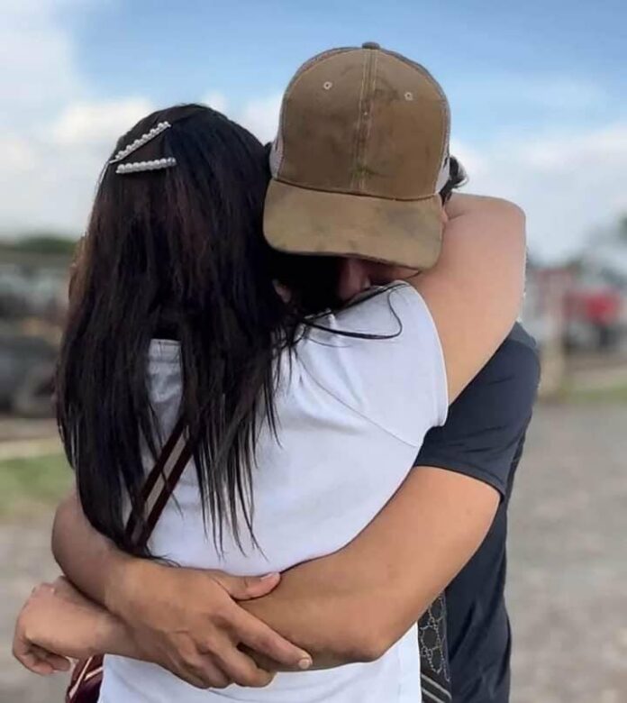 Madre e hijo se reencuentran después de 13 años de búsqueda