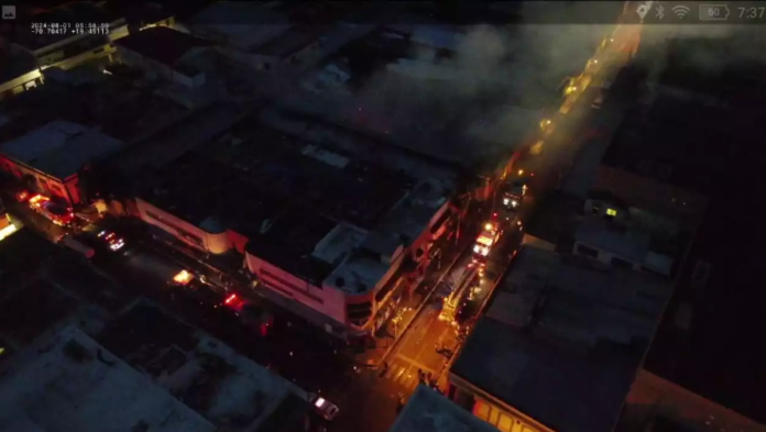 No reportan heridos en incendio en plaza comercial de Santiago; 911 coordina asistencia
