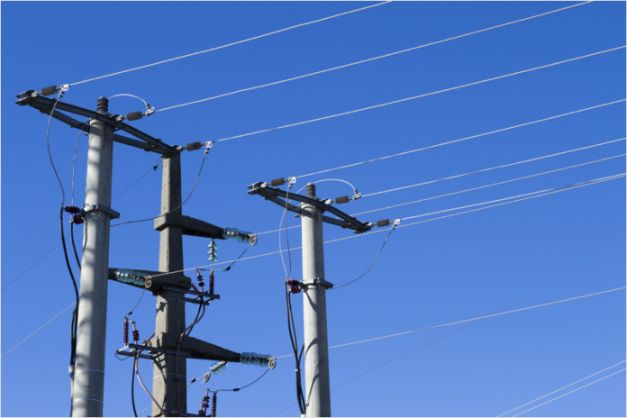 Hombre sube a poste del tendido eléctrico y trata de quitarse la vida