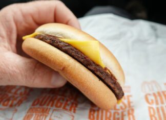 Vaticinan el fin de «la era de hamburguesas baratas»