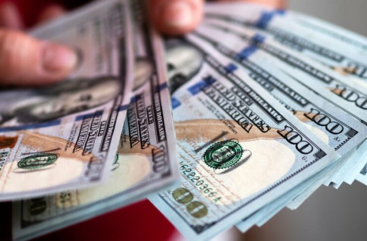 Dólar vuelve a caer