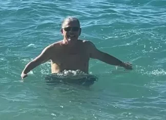 Reaparece Carlos Amarante Baret disfrutando de la playa