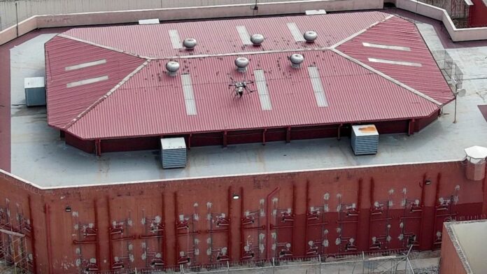 Detectan dron con explosivos en cárcel de máxima seguridad en Ecuador