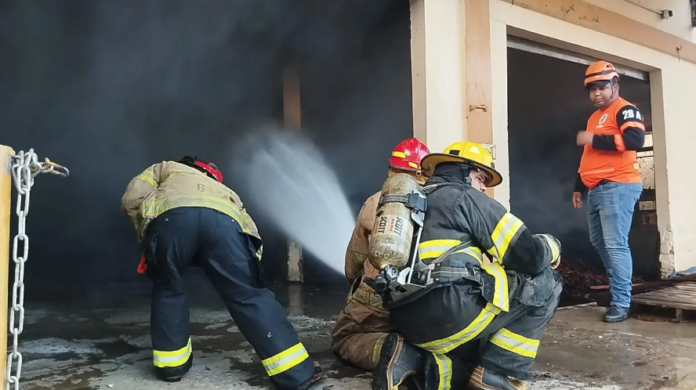 Fuego afecta dos naves de la zona franca Moca