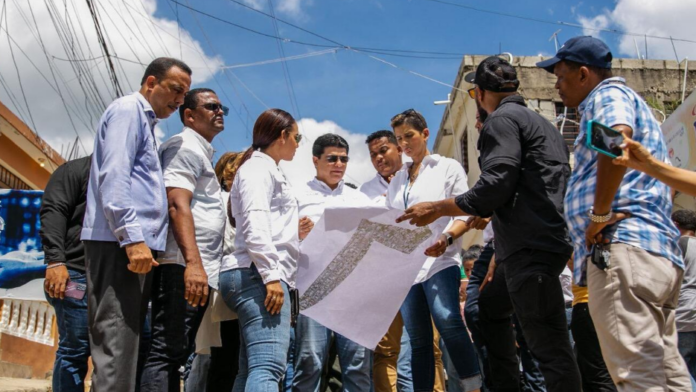 Fellito Suberví supervisa obras en Santo Domingo Norte