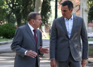 Pedro Sánchez recibe a Edmundo González en la Moncloa