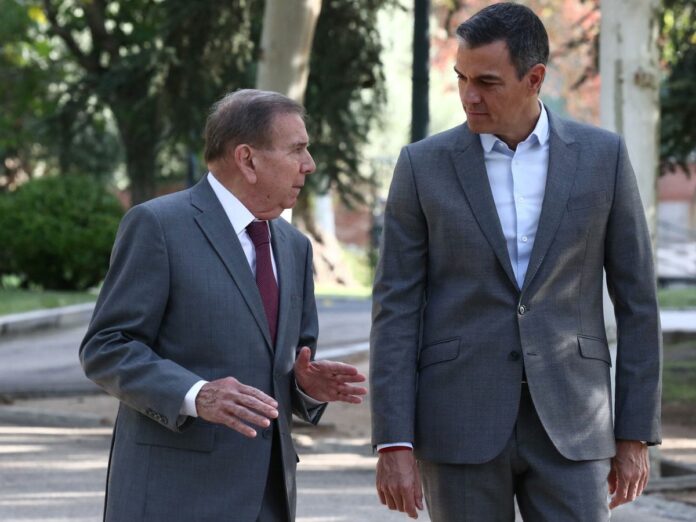 Pedro Sánchez recibe a Edmundo González en la Moncloa