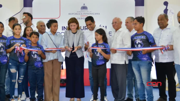 Vicepresidenta y ministro de Deportes entregan dos multiusos en Montecristi
