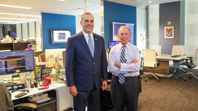 Abinader sostiene reunión con empresario Michael Bloomberg