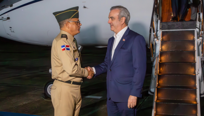 Abinader regresa de EEUU tras participar en conferencias en Nueva York y Washington