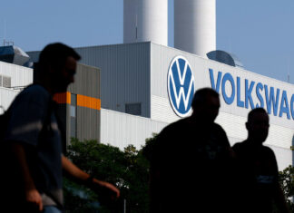 Alemania en crisis: Volkswagen planea cerrar tres fábricas y despedos masivos