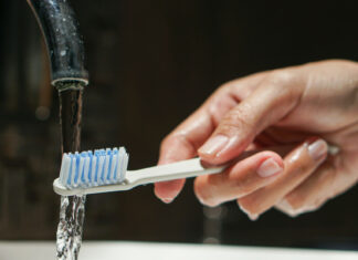 Hallan algo «nunca antes visto» en cepillos de dientes y cabezales de ducha