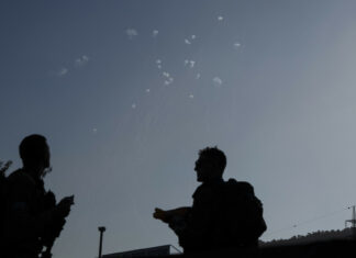 Israel detecta una andanada de 90 cohetes lanzados desde el Líbano