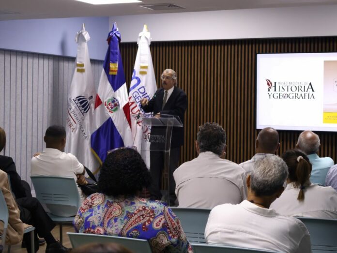 José G. Guerrero durante su conferencia sobre el Descubrimiento de América.
