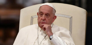 El papa Francisco tiene neumonía en ambos pulmones