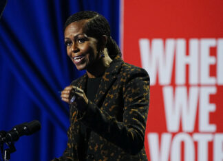 Michelle Obama critica a los votantes por exigir demasiado a Kamala Harris